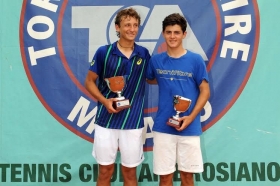 La premiazione della finale maschile al Tc Ambrosiano con Federico Arnaboldi (a sinistra) e l'iberico Jaime Caldes - Foto Francesco Panunzio