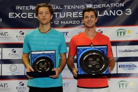 A sinistra, il finalista francese Hugo Grenier; a destra, il vincitore Antal Van Der Duim, al 12° titolo Itf in carriera. - (foto Francesco Panunzio)