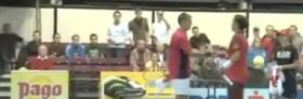Stretta di mano tra Fognini e Robredo