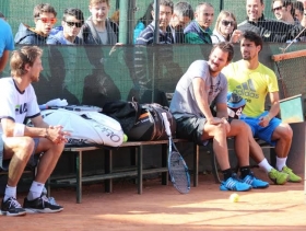 Seppi e Fognini dialogano durante l'allenamento a Bordighera, con numerosi fans alle spalle