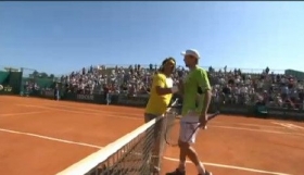 Stretta di mano tra Fognini e Seppi