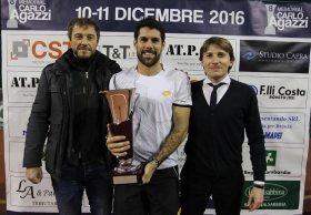 La premiazione del Memorial Carlo Agazzi - Trofeo Cst. Da sinistra, Enrico Vezzoli (CST), il vincitore Federico Gaio e il direttore del torneo Andrea Agazzi - (foto Felice Calabrò