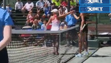 Video del Giorno: La stretta di mano alternativa di Yulia Putintseva