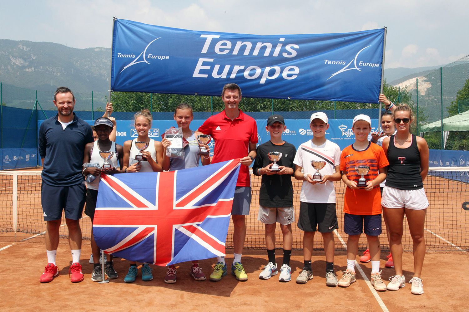 Foto di gruppo delle due formazioni britanniche (con i rispettivi capitani) vincitrici della diciassettesima edizione della Lampo Trophy Nation Cup - Foto Alvaro Maffeis