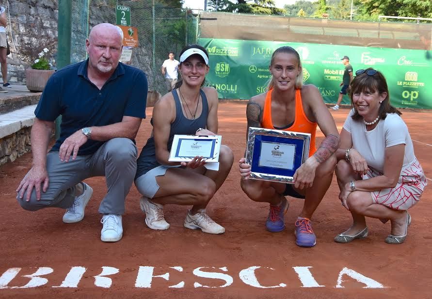 La premiazione degli Internazionali femminili di Brescia 2017: la vincitrice Polona Hercog (in arancio) con la finalista Ganna Poznikhirenko, la presidente del Tennis Forza e Costanza Anna Capuzzi Beltrami e il direttore del torneo Alberto Paris - Foto Game