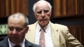 Bob Hewitt ascolta la sentenza del giudice Bam