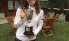 Martina Hingis e la coppa di Wimbledon caduta sul piede di Judy Murray