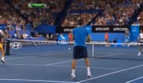 spettacolare scambio vinto dalla coppia Aussie, Tomic-Barty