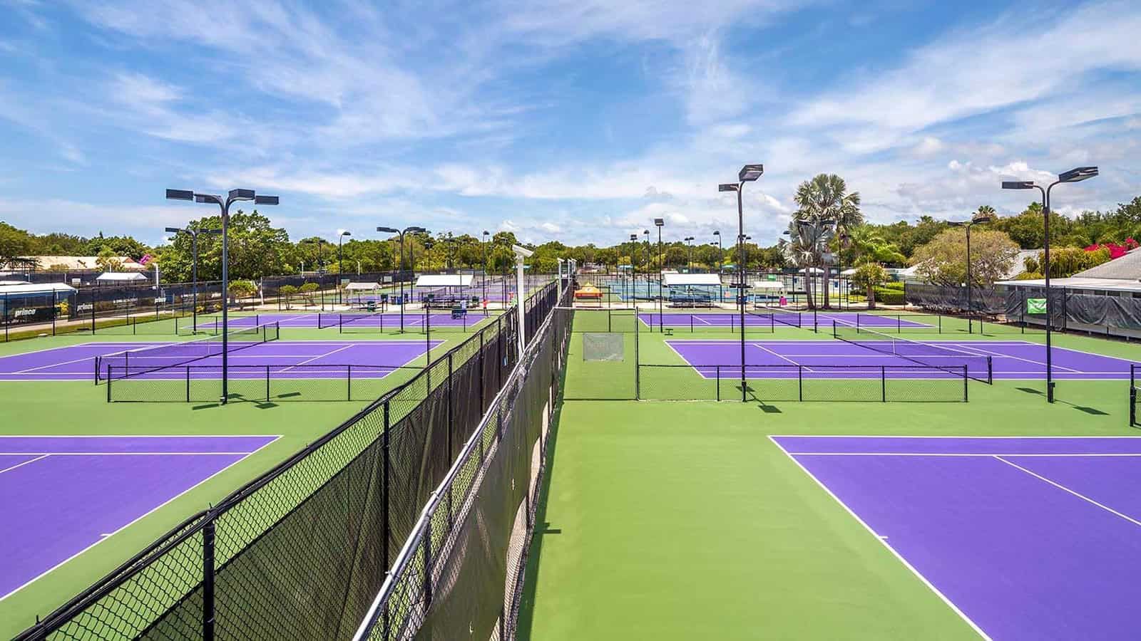 inizieranno domenica 9 giugno, presso la IMG Academy di Badenton, le finali mondiali del Discovery Open, il circuito di tennis giovanile creato dallo storico coach Nick Bollettieri.