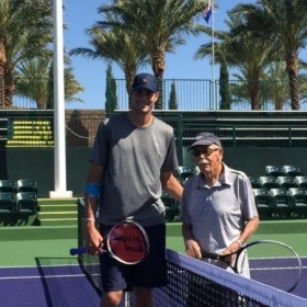 John Isner scambia qualche colpo con Nels Glesne.... 100 anni e non sentirli