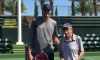 John Isner scambia qualche colpo con Nels Glesne…. 100 anni e non sentirli
