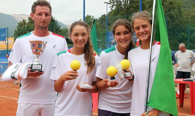 - La premiazione dell'Italia al Tennis Europe Nations Challenge by Head. Da sinistra, il capitano Alberto Tirelli, Aurora Nosei, Greta Petrillo e Francesca De Matteo