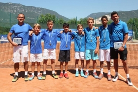 La premiazione del torneo maschile, con l'Italia (a sinistra) e la Francia (a destra) - Foto Alvaro Maffeis