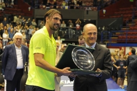 Il croato si aggiudica La Grande Sfida nel giorno in cui il “suo” Marin Cilic si qualifica al Masters. Battuto in finale Ivan Lendl. Terzo posto per John McEnroe. Ancora una volta, grande successo di pubblico.