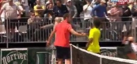 Stretta di mano vigorosa di Janowicz a Hamou