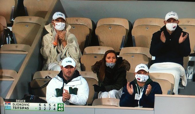 La moglie di Djokovic chiarisce la polemica sulla mancata mascherina nel box di Novak Djokovic
