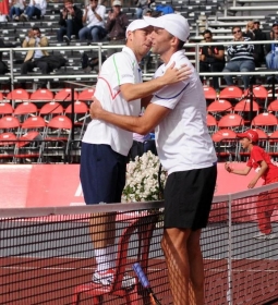 Abbraccio ad altezza uguale per Dudi Sela