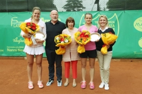 La premiazione del singolare. Da sinistra, Karin Knapp, il direttore del torneo Alberto Paris, la presidente del Forza e Costanza Anna Capuzzi Beltrami, Jesika Maleckova e Maria Cristina Barbarano, supervisor del torneo - Foto Maffeis