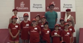 Thanasi Kokkinakis visita un campus con tanti provetti tennisti