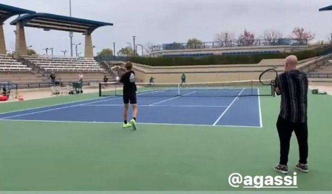 Sebastian Korda sotto lo sguardo di Andre' Agassi