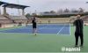 Sebastian Korda si allena sotto lo sguardo di Andre Agassi