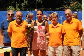 Nella foto la premiazione con la vincitrice Alizè Lim e gli organizzatori