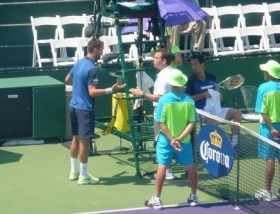 L'arbitro ferma Paire mentre conversa in maniera agitata con Llodra