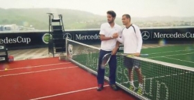 <strong>Feliciano Lopez e Mikhail Youznhy</strong> sono stati i due giocatori scelti dagli organizzatori del torneo di Stoccarda, torneo disputato la scorsa settimana, per simulare il passaggio dal rosso della terra battuta, al verde dell'erba