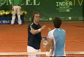 Stretta di mano tra Lorenzi e Maximo Gonzalez