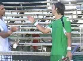 Stretta di mano tra Lorenzi e Navarro