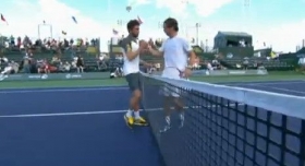 Stretta di mano tra Simon e Lorenzi