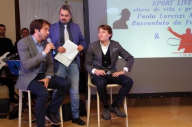Un momento dell'evento Sport Live Club, con Paolo Lorenzi raccontato dal giornalista Fabrizio Valli (al centro) - Foto Calabrò
