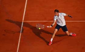 Lunghissima è la serie di aneddoti e cose bizzarre viste in questa settimana parigina. Una delle più grottesche, e che ha già fatto il giro del mondo sul web, è la faccia tosta del giornalista di Inside Tennis (USA) che colto da un raptus inspiegabile è andato a fare i complimenti a Mahut nonostante avesse perso il suo match, roba mai vista