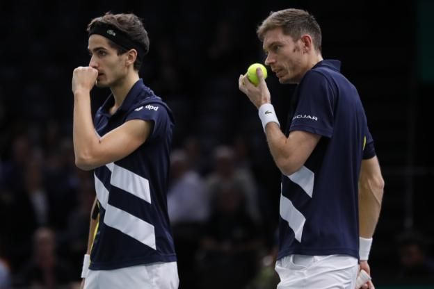 Pierre-Hugues Herbert et Nicoals Mahut nella foto