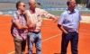 Davis Cup: Argentina vs Italia. Martin Jaite controlla il campo da gioco. Lo stadio non è ancora pronto