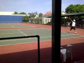 Il francese, nativo della Guadalupa e classificato 2/6, ha esordito nel circuito ATP, in un modo abbastanza fortunoso, nella settimana nel Challenger di Le Gosier