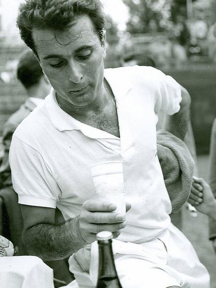 Figlio del custode del Tennis Club di Merano, la sua carriera ha inizio quando, nel 1945, si trasferisce a Bologna per giocare nella Virtus