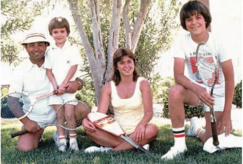 Una foto della famiglia Agassi, con Mike insieme ai giovani figli