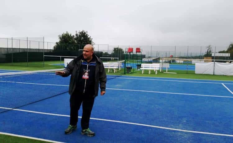 Nella foto Renato Morabito ed i campi di Solarino