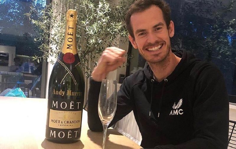 Andy Murray nella foto (festeggia con una bottiglia di Champagne il successo)