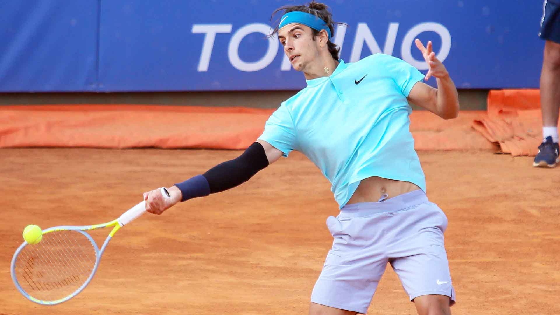 Lorenzo Musetti in campo a Cagliari