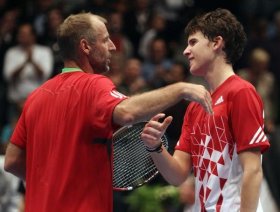 Saluto caloroso tra Muster e Thiem
