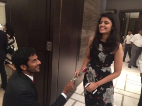 Saketh Myneni e la dichiarazione di matrimonio durante la cena ufficiale