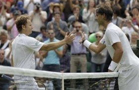 Stretta di mano tra Nadal e Russell