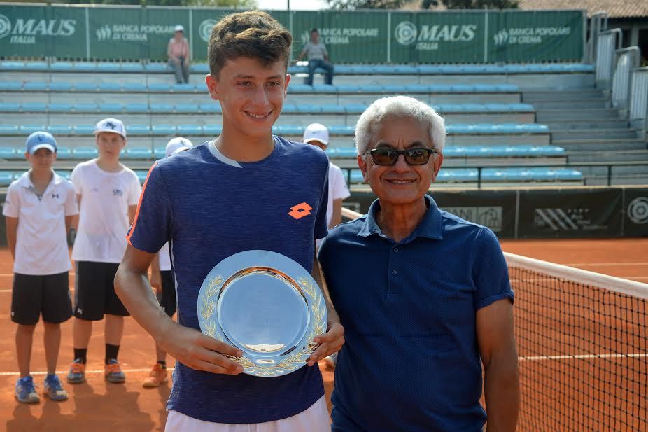 Luca Nardi, 13 anni da Pesaro, ha vinto a Crema il suo primo titolo nel circuito Tennis Europe under 16. Qui premiato da Stefano Agostino, presidente del club cremasco