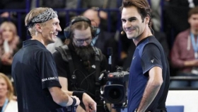 Roger Federer supera Jarkko Nieminen nell'esibizione dell'addio al tennis del giocatore finlandese
