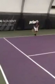 Kei Nishikori imita Rafael Nadal e Roger Federer