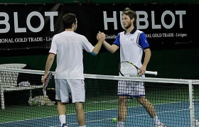 La stretta di mano tra Giacomo Oradini e Francesco Moncagatto: il primo ha prevalso per 6-2 6-2 - Foto Orlandi
