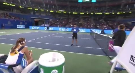 Jeļena Ostapenko manda via il suo coach dal campo (Video)