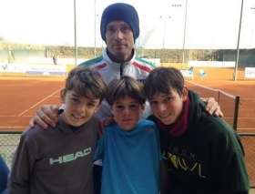 Il maestro Francesco Paduano con gli allievi Nicolò Paduano (under 12), Valerio Persio Pennesi (under 8) e Francesco Persio Pennesi (under 12) - Foto Nizegorodcew